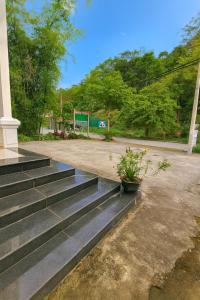 a set of stairs in front of a building at Thành Luân Hotel in Bak Kan +53 photos