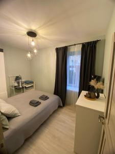 ein Schlafzimmer mit einem großen Bett und einem Fenster in der Unterkunft Apartment Modern & Cozy - City Center Saldus in Saldus