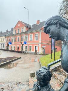 eine Statue eines Jungen, der auf ein Kind herabschaut in der Unterkunft Apartment Modern & Cozy - City Center Saldus in Saldus + 24 Fotos