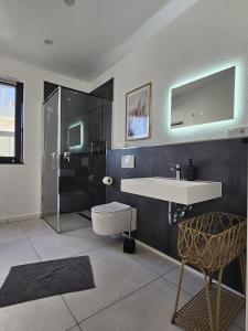 un baño con lavabo y ducha en Moderne 3-Zimmer-Wohnung mit Panoramablick, en Bad Berleburg
