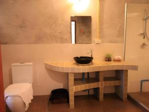 Ένα μπάνιο στο Phumanee Home Hotel +130 φωτογραφίες