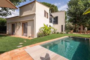 een huis met een zwembad in de tuin bij Beautiful air-conditioned house and heated pool in La Celle-sous-Gouzon