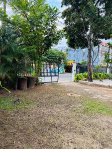 Κήπος έξω από το Pawana Hotel