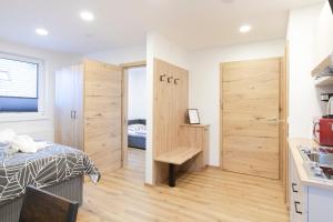 Кровать или кровати в номере Appartements Gasthaus Eichholzer