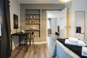 En eller flere senge i et værelse på Guestly Homes - 2BR Apartment with Lake View