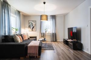 Et tv og/eller underholdning på Guestly Homes - 2BR Apartment with Lake View