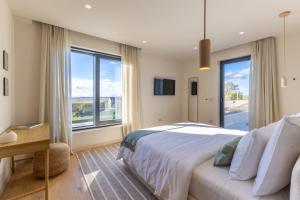 a bedroom with a large bed and a large window at Sella Verde in Selina