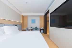 TV a/nebo společenská místnost v ubytování JI Hotel Hangzhou Linping Yintai City