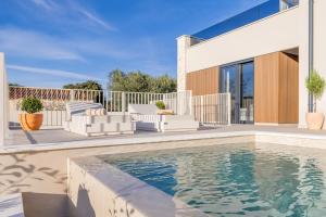 a house with a swimming pool and a patio at Sella Verde in Selina