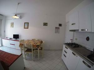 Nhà bếp/bếp nhỏ tại Apartments Beachfront in Rosolina Mare 33984 +14 ảnh