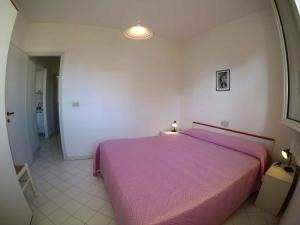 Giường trong phòng chung tại Apartments Beachfront in Rosolina Mare 33984