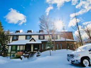 八幡平市にある安比 アース カラーの雪に覆われた家