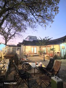 a table and chairs in front of a house at 서라벌옛집 in Samgong