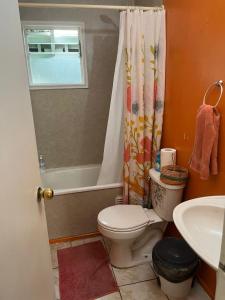 Ένα μπάνιο στο Samka alojamiento