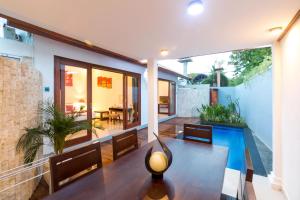 a house with a swimming pool and a dining table at Little Coco Gili Trawangan Villas in Gili Trawangan