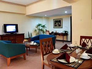 TV a/nebo společenská místnost v ubytování Sahid Kawanua Hotel