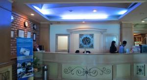 a restaurant with people sitting at a counter at Buana Lestari Hotel in Klandasan Kecil