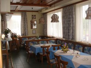 A restaurant or other place to eat at Gasthof Paradiesgartl