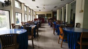 En restaurant eller et andet spisested på Mahajaya Hotel Denpasar