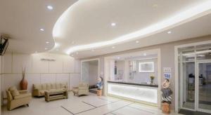 Una sala de estar con una habitación de hospital con una sala de espera. en Grand Malioboro Yogyakarta, en Yogyakarta