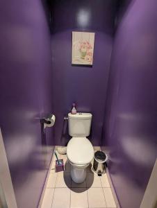 Ένα μπάνιο στο Chambre Violette, Maison d'hôtes Les Accacias