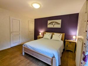 Ένα ή περισσότερα κρεβάτια σε δωμάτιο στο Chambre Violette, Maison d'hôtes Les Accacias