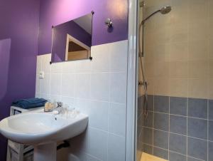 Ένα μπάνιο στο Chambre Violette, Maison d'hôtes Les Accacias