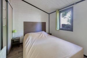 En eller flere senge i et værelse på Lou Pitchoun - Cottage pour 6 + 9 billeder