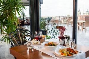 Φαγητό σε αυτό το ξενοδοχείο ή κάπου εκεί κοντά