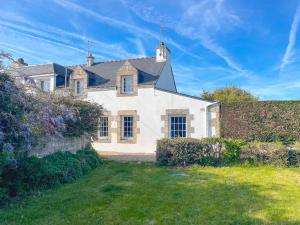 una grande casa bianca con un cortile verde di Maison vue sur les alignements de Carnac - Les Glycines a Carnac