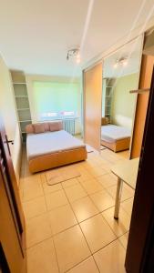 een grote kamer met 2 bedden en een spiegel bij Makowa 2 Street in Konin