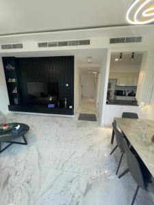 een grote woonkamer met een tafel en een keuken bij Dubai Hills Mahek Holiday Villa in Dubai