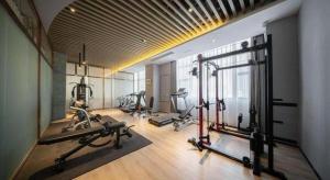 uma academia com várias esteiras e máquinas em uma sala em Rezen Hotel Huaxia Xiamen em Xiamen