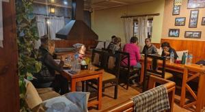 Un restaurant sau alt loc unde se poate mânca la Balthali Village Resort-Balthali +31 fotografii