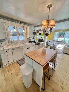 una cucina con tavolo e lampada di PINE TREE COTTAGE LIMIT 5 cottage a East Sebago