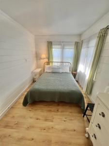una camera da letto con un letto e un pavimento in legno di PINE TREE COTTAGE LIMIT 5 cottage a East Sebago