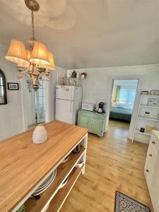 una cucina con tavolo e frigorifero di PINE TREE COTTAGE LIMIT 5 cottage a East Sebago