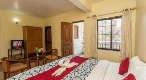 Un pat sau paturi într-o cameră la Hotel Norbu Sangpo