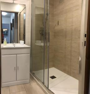 ein Badezimmer mit Dusche und Waschbecken in der Unterkunft Gîtes Villa Beau Soleil Agde in Agde