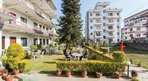 O grădină în afara Hotel Norbu Sangpo