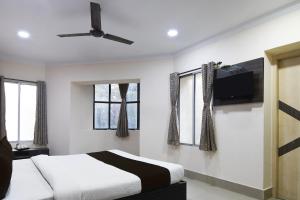 TV a/nebo společenská místnost v ubytování Collection O Kalighat Metro Station Formerly RM Guest Home + 23 fotografií