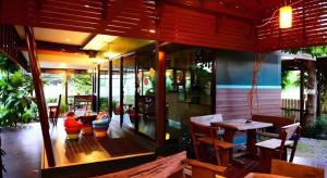a restaurant with two children sitting at a table at U-Sabai Park Resort in Ban Kao