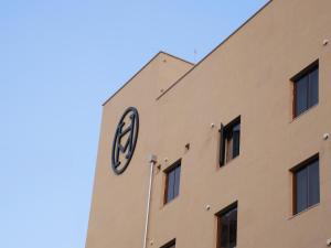 Un edificio con un reloj en el costado. en 구미 더혜밀호텔, en Gumi