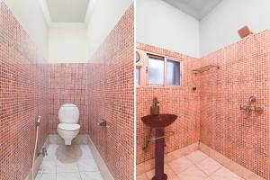 Koupelna v ubytování Collection O Kalighat Metro Station Formerly RM Guest Home