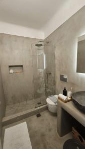 Ванная комната в Elegant Mykonos 3 Bd Villa w Private Swimming Pool