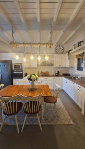 Кухня или мини-кухня в Elegant Mykonos 3 Bd Villa w Private Swimming Pool
 +21 фотография