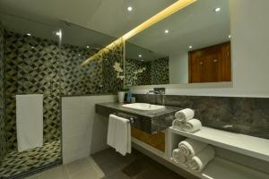 Bilik mandi di Sealine Beach, a Murwab Resort