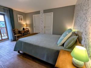 Ένα ή περισσότερα κρεβάτια σε δωμάτιο στο Chambre Perce-neige, Maison d'hôtes Les Accacias