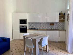 Η κουζίνα ή μικρή κουζίνα στο THE PALACE B&B and Apartments