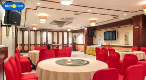 TV a/nebo společenská místnost v ubytování Regent's Park Hotel at Kayutangan Malang